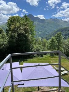 a picnic table with a view of mountains at Independent and comfortable room in Arrens-Marsous