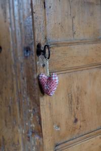 a heart shaped object is attached to a wooden door at B&B Borgo Saint-Rhémy in Saint-Rhémy-en-bosses