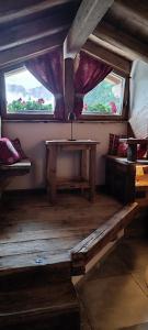 a room with a wooden bench and two windows at B&B Borgo Saint-Rhémy in Saint-Rhémy-en-bosses