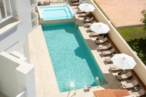 an overhead view of a swimming pool with chairs and umbrellas at Hotel Helios Costa Tropical in Almuñécar