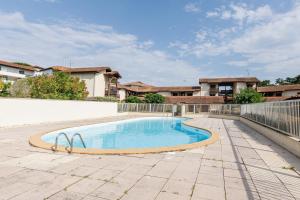 a swimming pool in the middle of a yard at Villa Lolo, Piscine et Terrasse in Moliets-et-Maa
