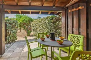a table and chairs sitting on a patio at Villa Lolo, Piscine et Terrasse in Moliets-et-Maa