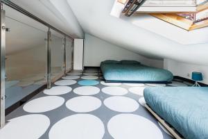 a room with a bed and a floor with polka dots at Villa Lolo, Piscine et Terrasse in Moliets-et-Maa
