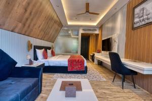 a hotel room with a bed and a couch at Asal Riverside Pahalgam in Pahalgām