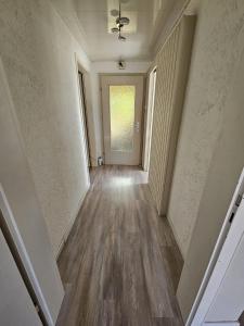 an empty hallway of an empty house with a ceiling fan at FeWo Zimmer Waldmohr in Waldmohr +1 photo