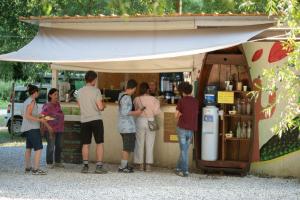 a group of people standing outside of a bar at Vita Da Pacos in Novilara