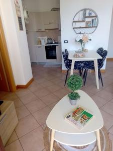 a living room with a table and a kitchen at Pretty home near station & Free Parking in Castel Bolognese