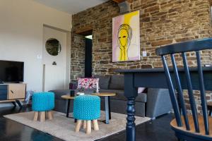 a living room with a couch and a table and chairs at Atelier n°5 in Wanze
