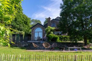 a house with a fence and chairs in the yard at Atelier n°5 in Wanze