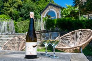a bottle of wine and two glasses on a table at Atelier n°5 in Wanze