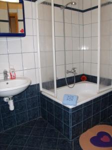 A bathroom at Viola Vendégház