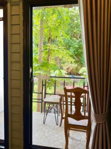 a door open to a patio with a table and chairs at tamarind guesthouse in Phra Nakhon Si Ayutthaya
