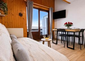 a bedroom with a bed and a table with a dining room at Vue Lac Léman & Télécabine à 1 minute in Thollon