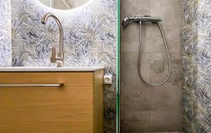 a bathroom with a shower and a sink with a shower curtain at Vue Lac Léman & Télécabine à 1 minute in Thollon