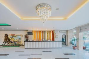 a large lobby with a chandelier hanging from the ceiling at Hotel Puri Indah & Convention in Tjakranegara +37 photos