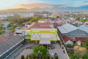 an overhead view of a city with a yellow building at Hotel Puri Indah & Convention in Tjakranegara
