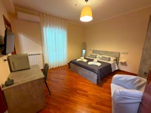 ein Schlafzimmer mit Bett und ein Wohnzimmer in der Unterkunft Suite 04 in Airola