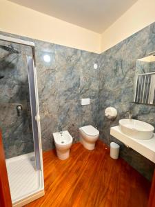ein Badezimmer mit Dusche, Toilette und Waschbecken in der Unterkunft Suite 04 in Airola