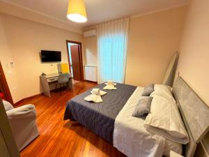 ein Schlafzimmer mit Bett, Schreibtisch und Fernseher in der Unterkunft Suite 04 in Airola