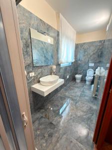 ein Badezimmer mit Waschbecken und Toilette in der Unterkunft Suite 04 in Airola + 8 Fotos