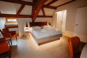 a bedroom with a bed and a table and chairs at Die Burg - Kurfürstlich Flämisch in Bad Belzig