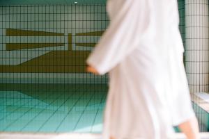 a person standing in front of a tennis court at WestCord Hotel Schylge in West-Terschelling