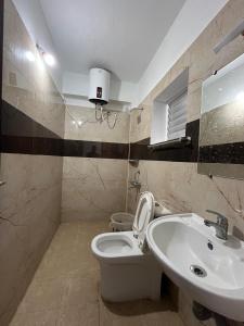 a bathroom with a toilet and a sink at Kodai Cloud Villa in Kodaikānāl