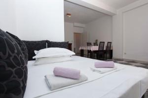 En eller flere senge i et værelse på Apartments Damjanovic + 93 billeder