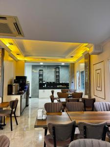 a restaurant with tables and chairs and a kitchen at Denizli Hotel in Istanbul