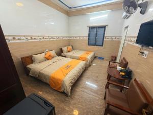 a bedroom with a bed and a tv in it at Vân Tân Hotel in Kon Von Kla
