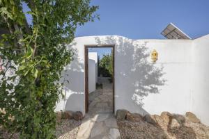 a door leading into a white building with a ivy at Sunwaves 2 - Casa Oasis in El Palmar