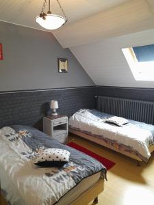 ein Schlafzimmer mit zwei Betten und einem Fenster in der Unterkunft Chambre d'hôte 4 personnes in Magnien