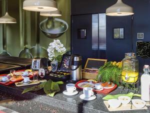 a kitchen counter with plates of food on it at Ibis Americana in Americana