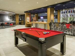 a billiard table in a room with a pool at Ibis Americana in Americana