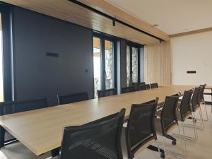 a conference room with a long table and chairs at Montini - domki z jacuzzi i apartamenty na górze Ochodzita in Koniaków