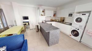 a kitchen with a washer and a washing machine at HÔTEL Relais de Monti in Menton