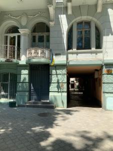 a building with a blue door and a balcony at Український Театр 2-х кімнатні Апартаменти in Odesa