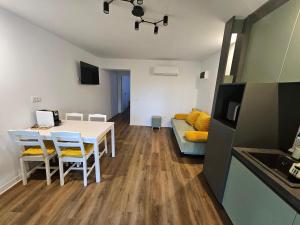 a kitchen and living room with a table and a couch at Cpa Residence in Pişchia