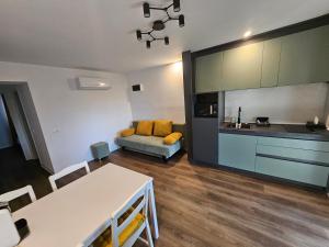 a kitchen and living room with a table and a couch at Cpa Residence in Pişchia