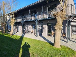 a shadow of a person standing in front of a building at Cpa Residence in Pişchia