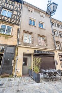 a building with a table in front of it at La suite de L'Evêché in Limoges