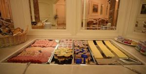a counter topped with lots of different types of food at Pension Schererhof in Pliening