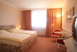 a hotel room with a bed and a window at Pension Schererhof in Pliening