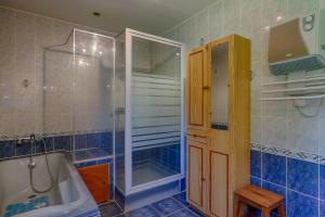 ein Badezimmer mit Badewanne, Dusche und Waschbecken in der Unterkunft Gite 07 in Privas + 25 Fotos