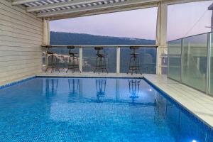 Swimmingpoolen hos eller tæt på צימרים Old school -בריכה מחוממת ונוף ברמת הגולן