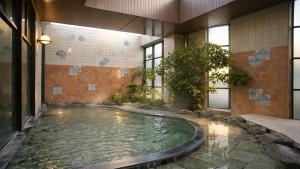 ein Schwimmbad mitten in einem Gebäude in der Unterkunft Livemax Resort Isawa Onsen in Fuefuki