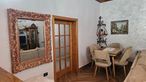 a dining room with a mirror and a table at Guri Imperium in Krujë