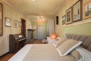 a bedroom with a bed and a piano at Casa Ferdinanda in Monteleone dʼOrvieto