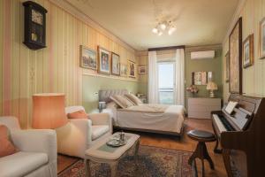 a living room with a bed and a piano at Casa Ferdinanda in Monteleone dʼOrvieto