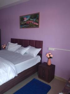a bedroom with a bed and a vase of flowers at Hotel madhav regency bhopal in Misrod